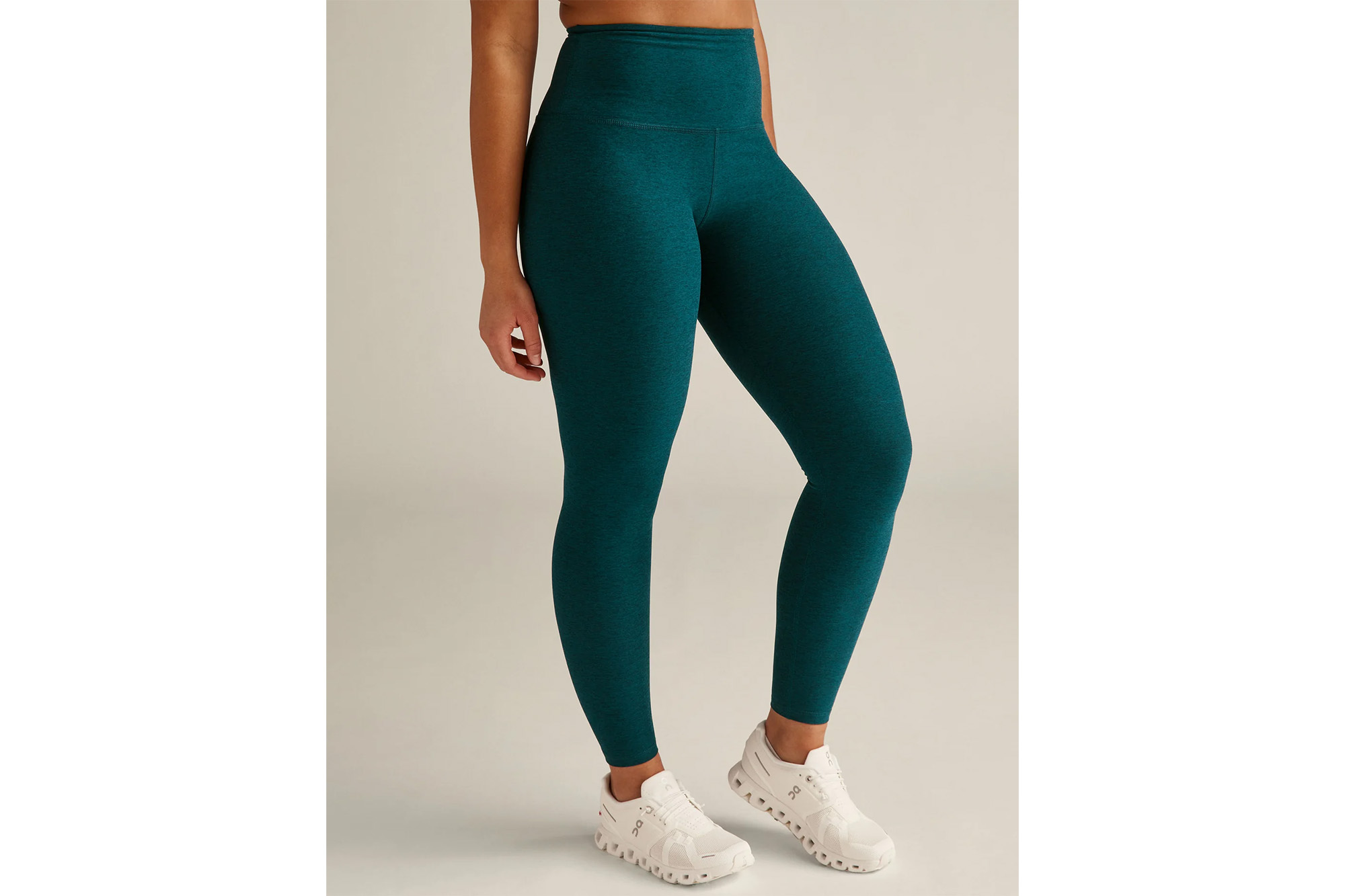 Một người mẫu mặc quần legging màu xanh lá cây