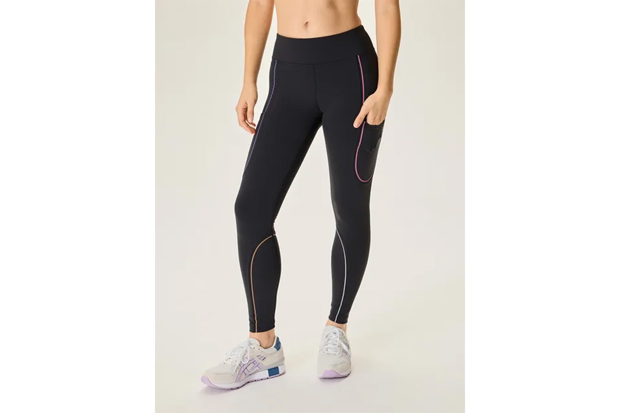 Một người mẫu mặc quần legging đen