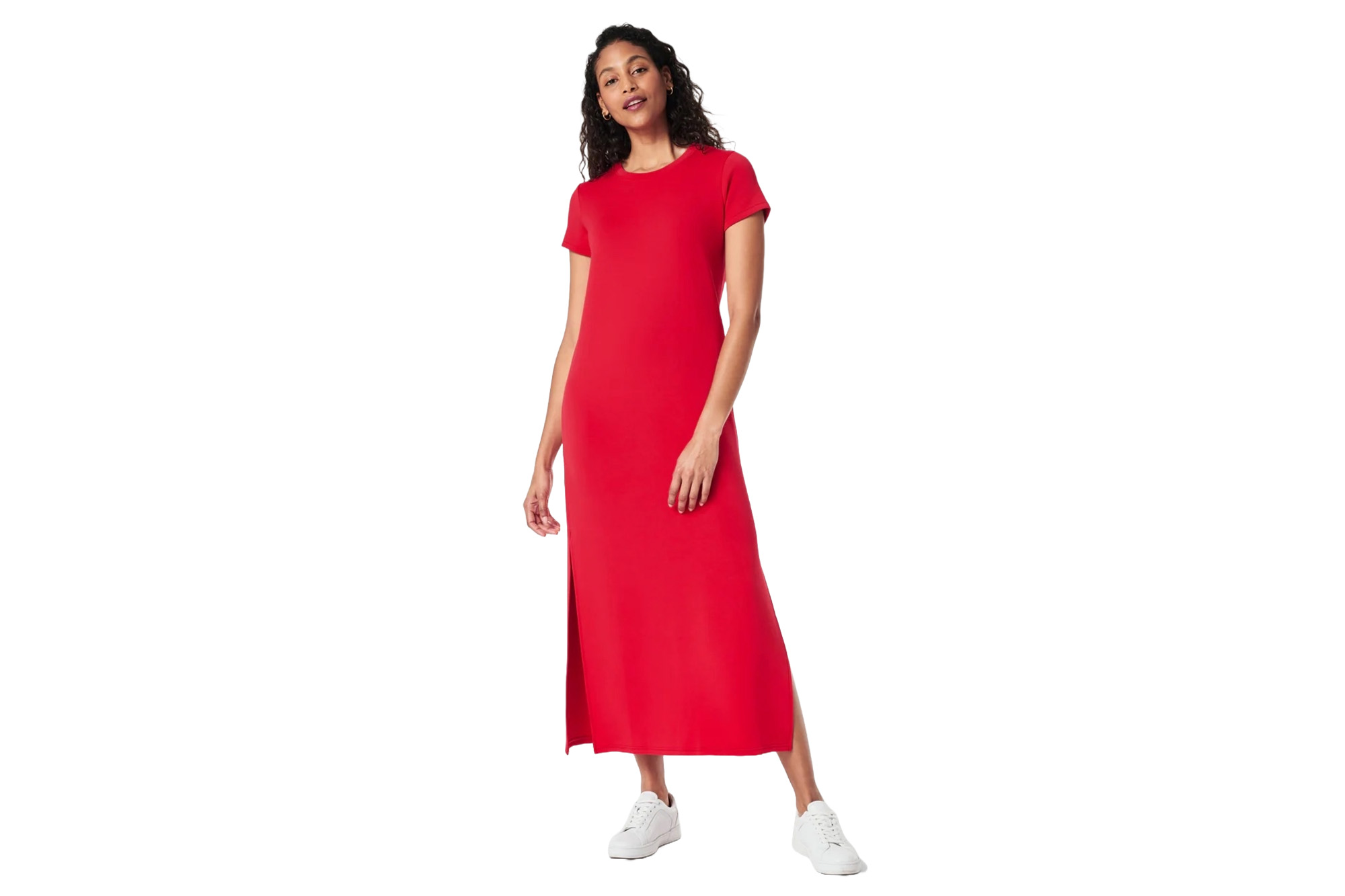 Một người mẫu mặc váy maxi màu đỏ