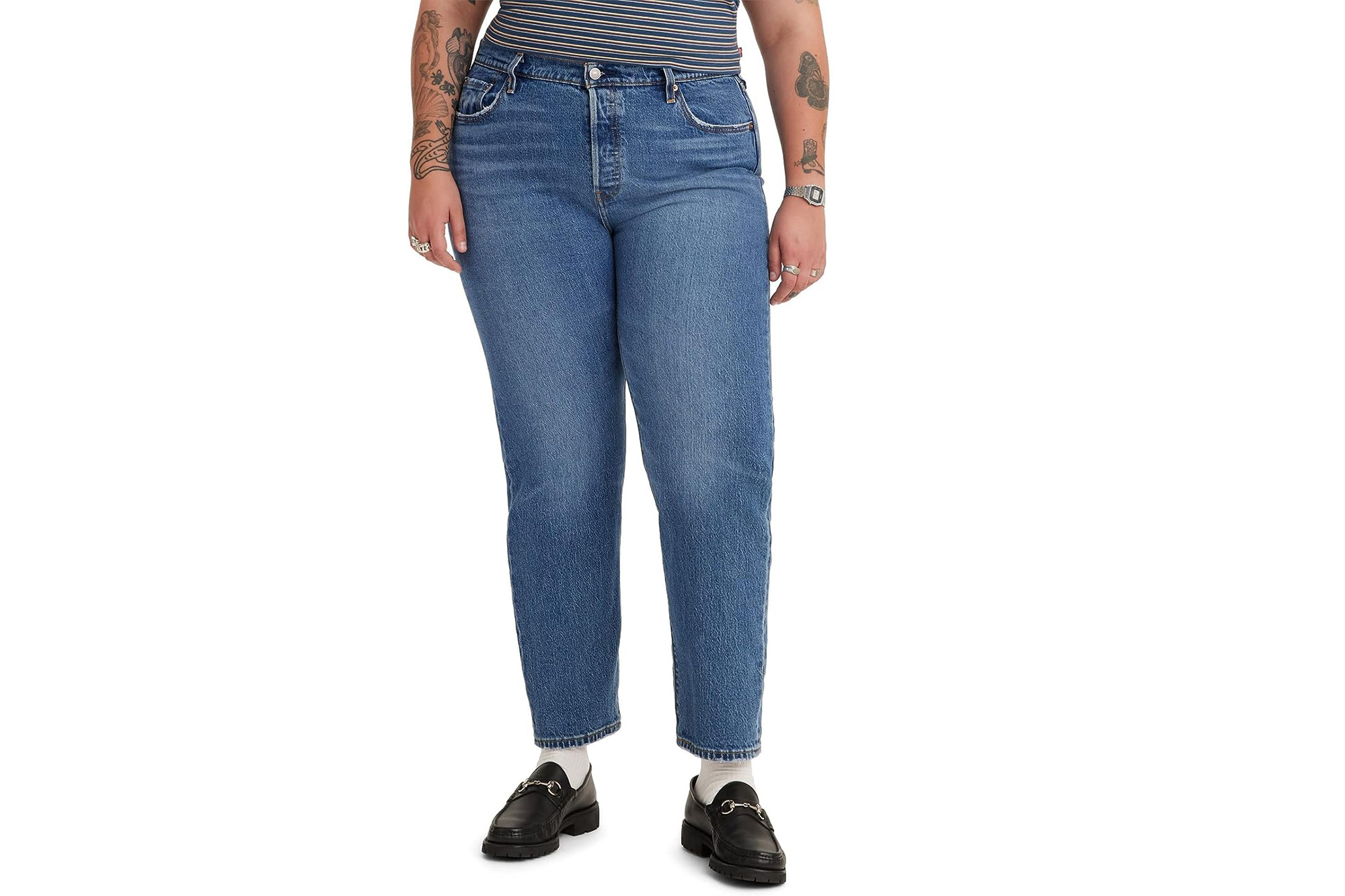 Một người mẫu mặc quần jeans Levi's