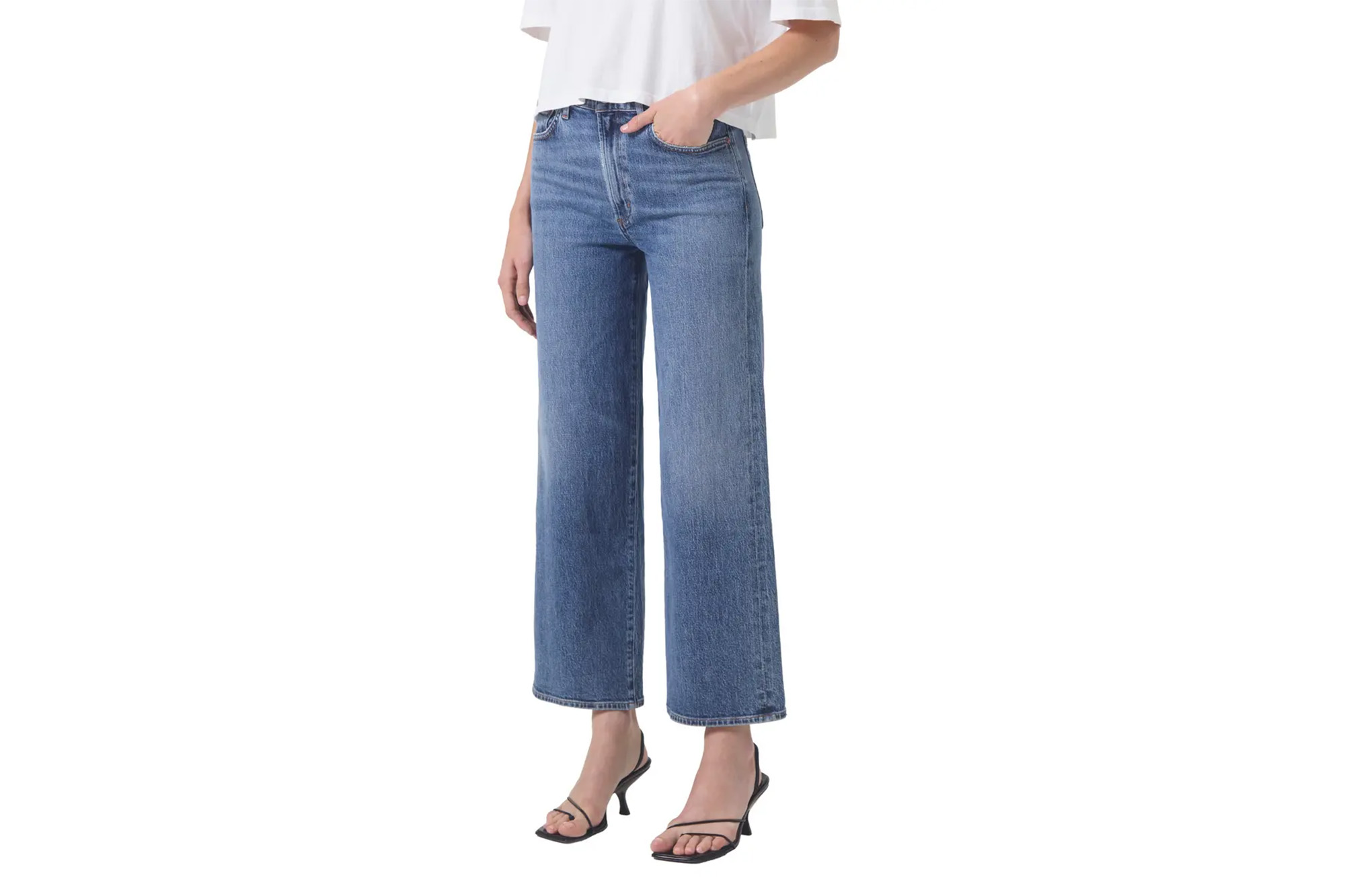 Một người mẫu mặc quần jeans