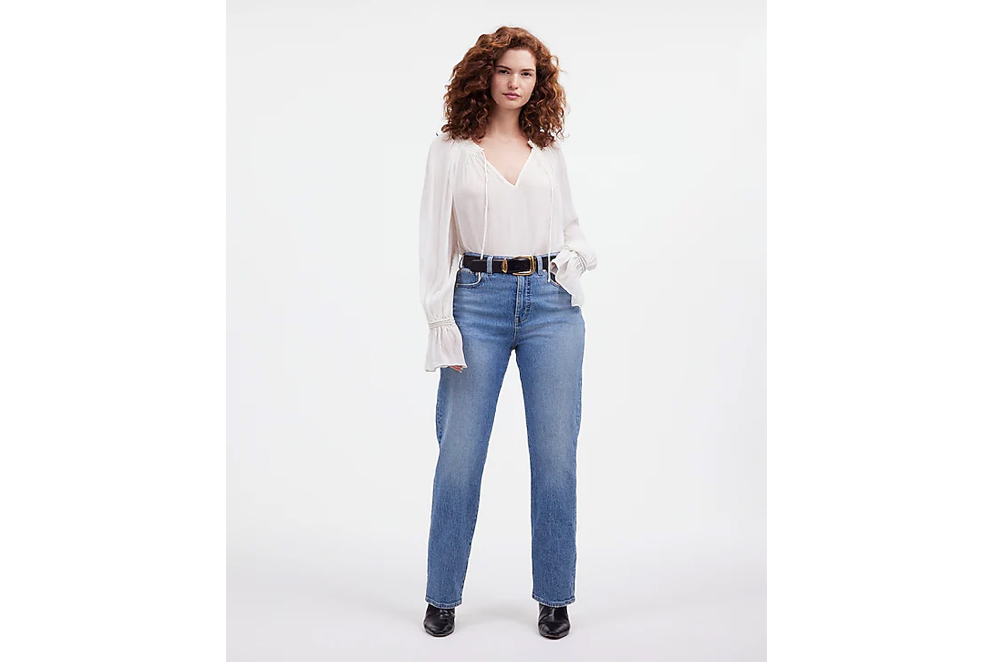 Một người mẫu mặc quần jeans ống đứng