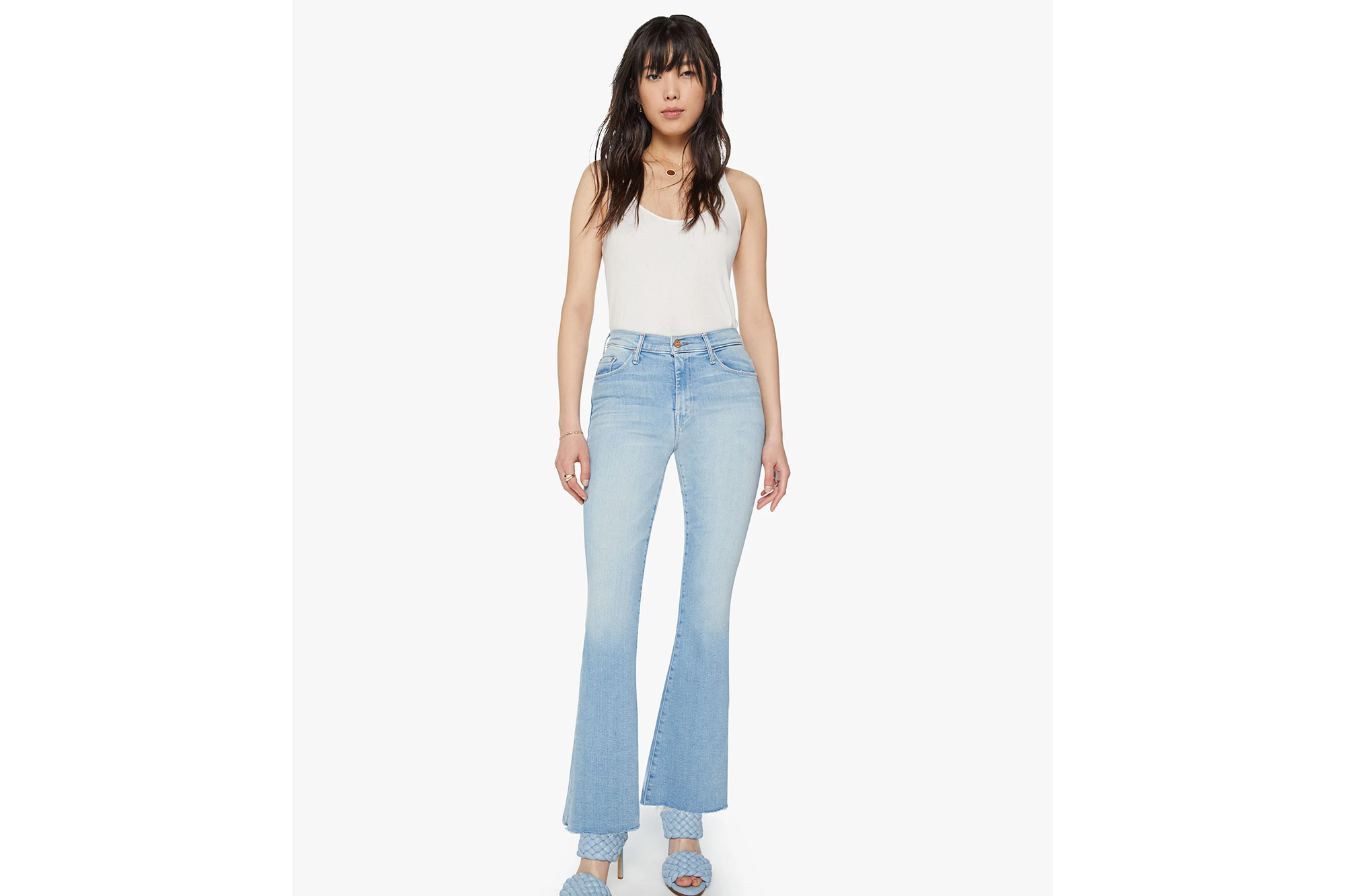 Một người mẫu mặc quần jeans Mother