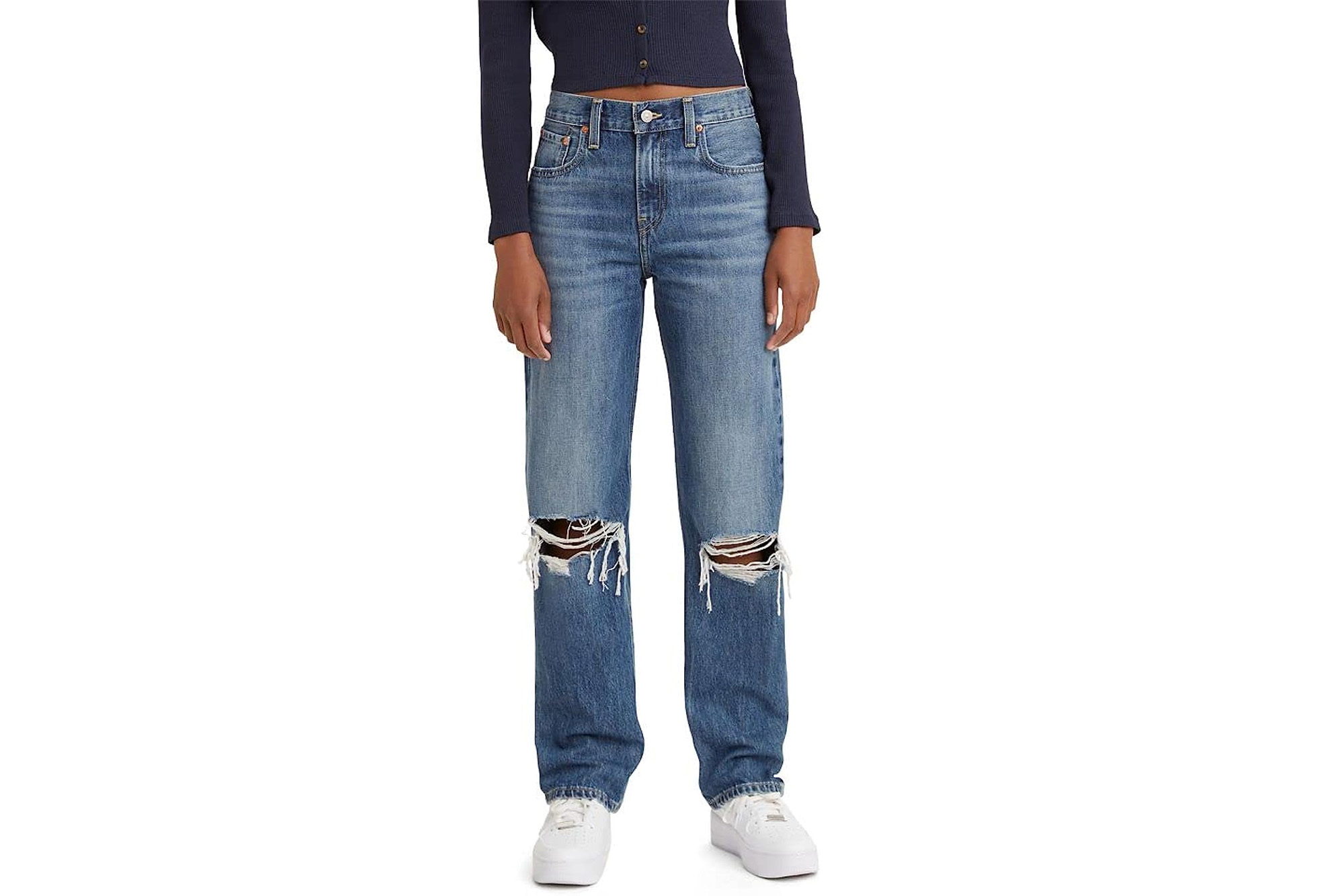 Một người mẫu mặc quần jeans Levi's rách