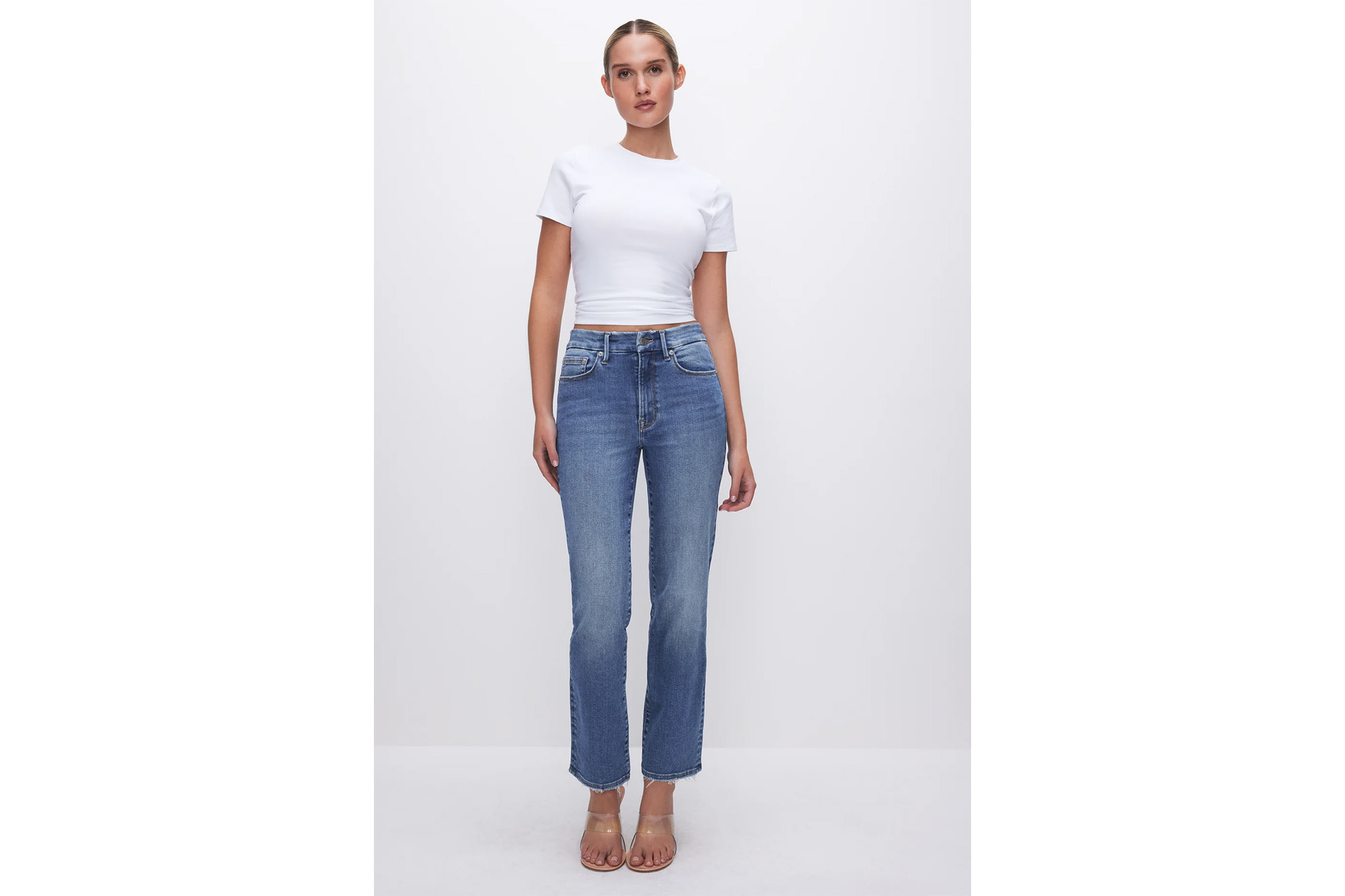 Một người mẫu mặc quần jeans