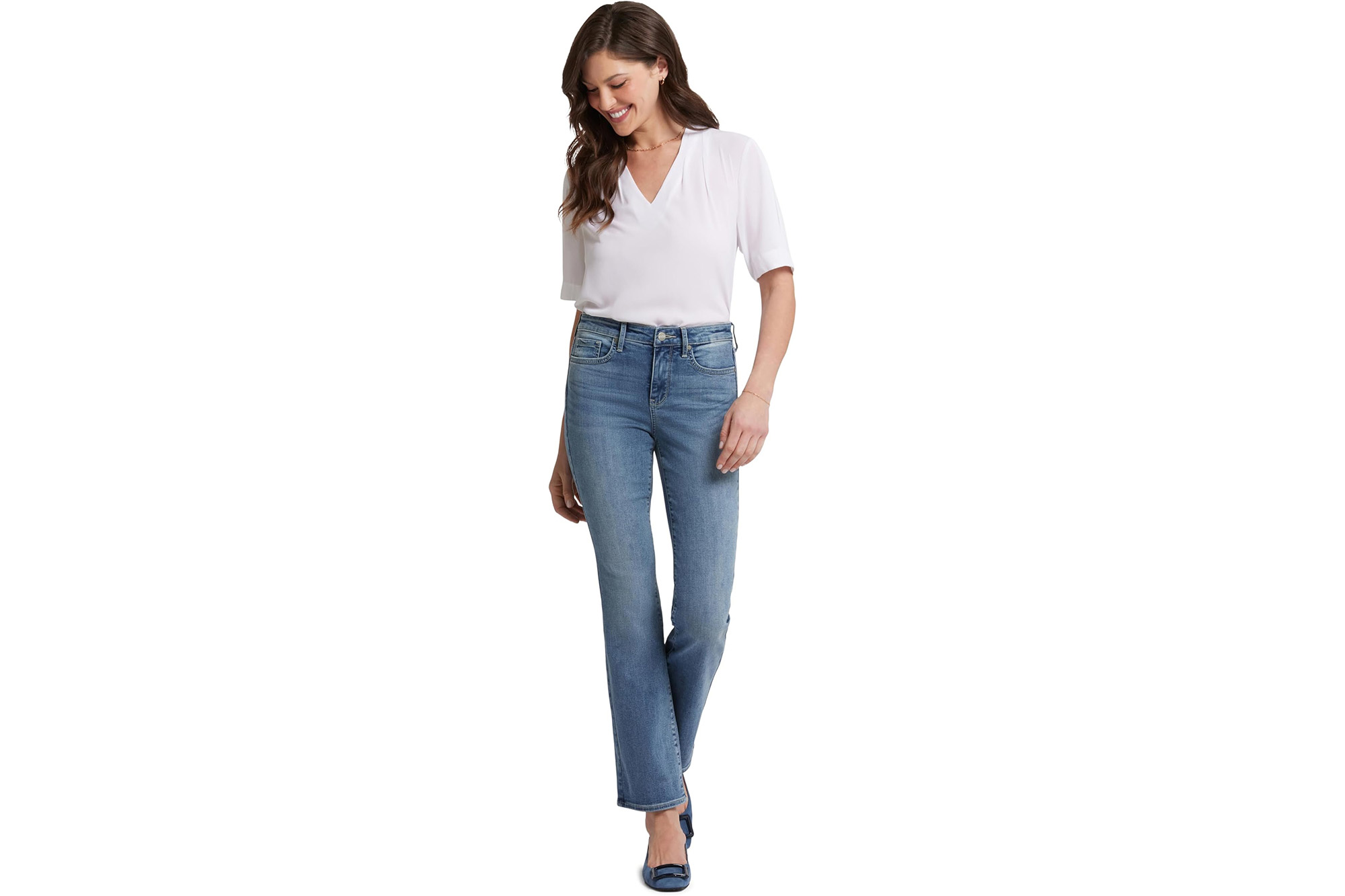 Một người mẫu mặc quần jeans ống loe