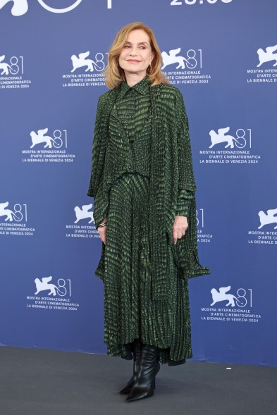 Isabelle Huppert mặc đồ Balenciaga trong buổi chụp hình tại Liên hoan phim Venice năm 2024.