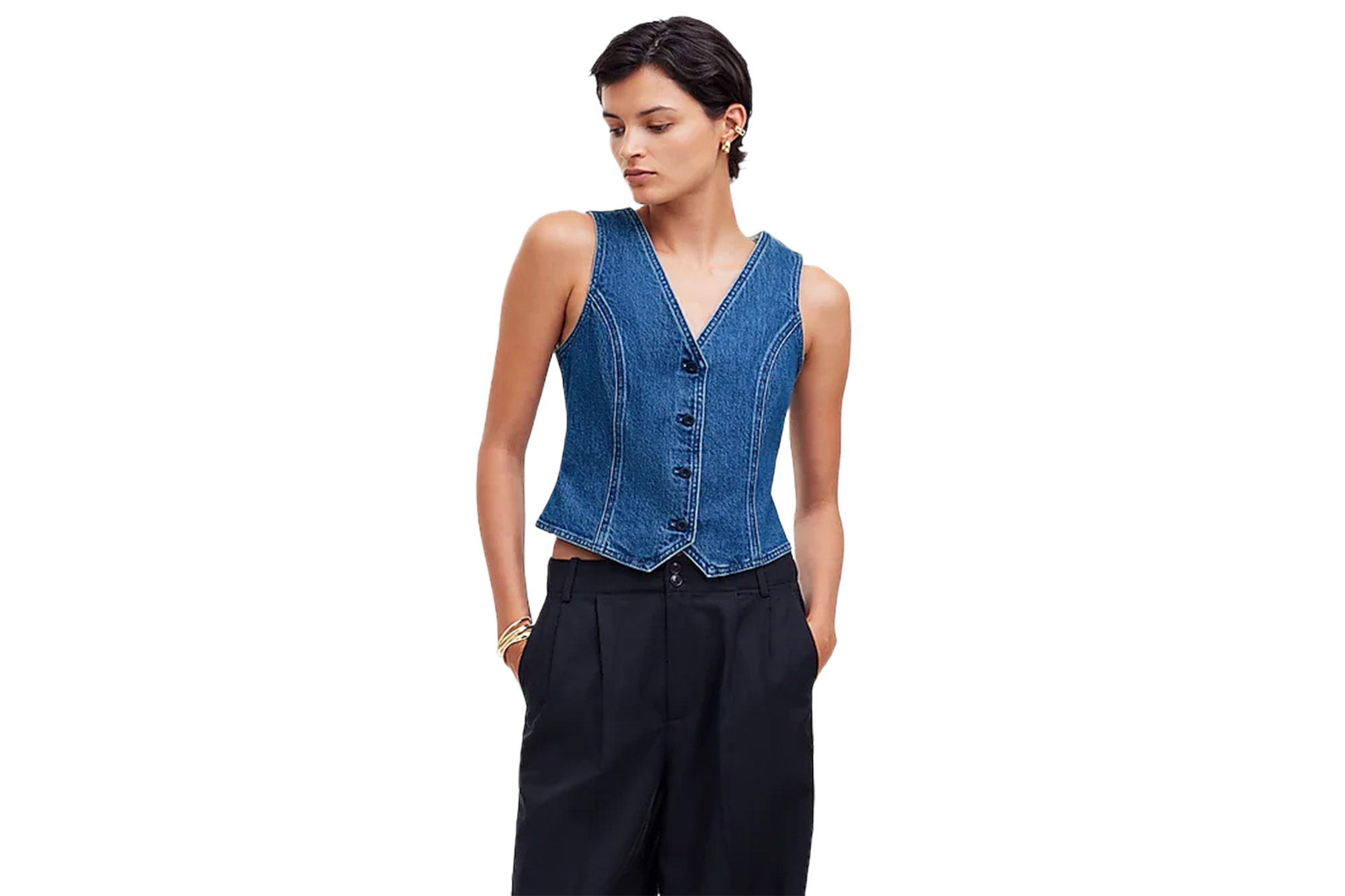 Một người mẫu mặc áo vest denim