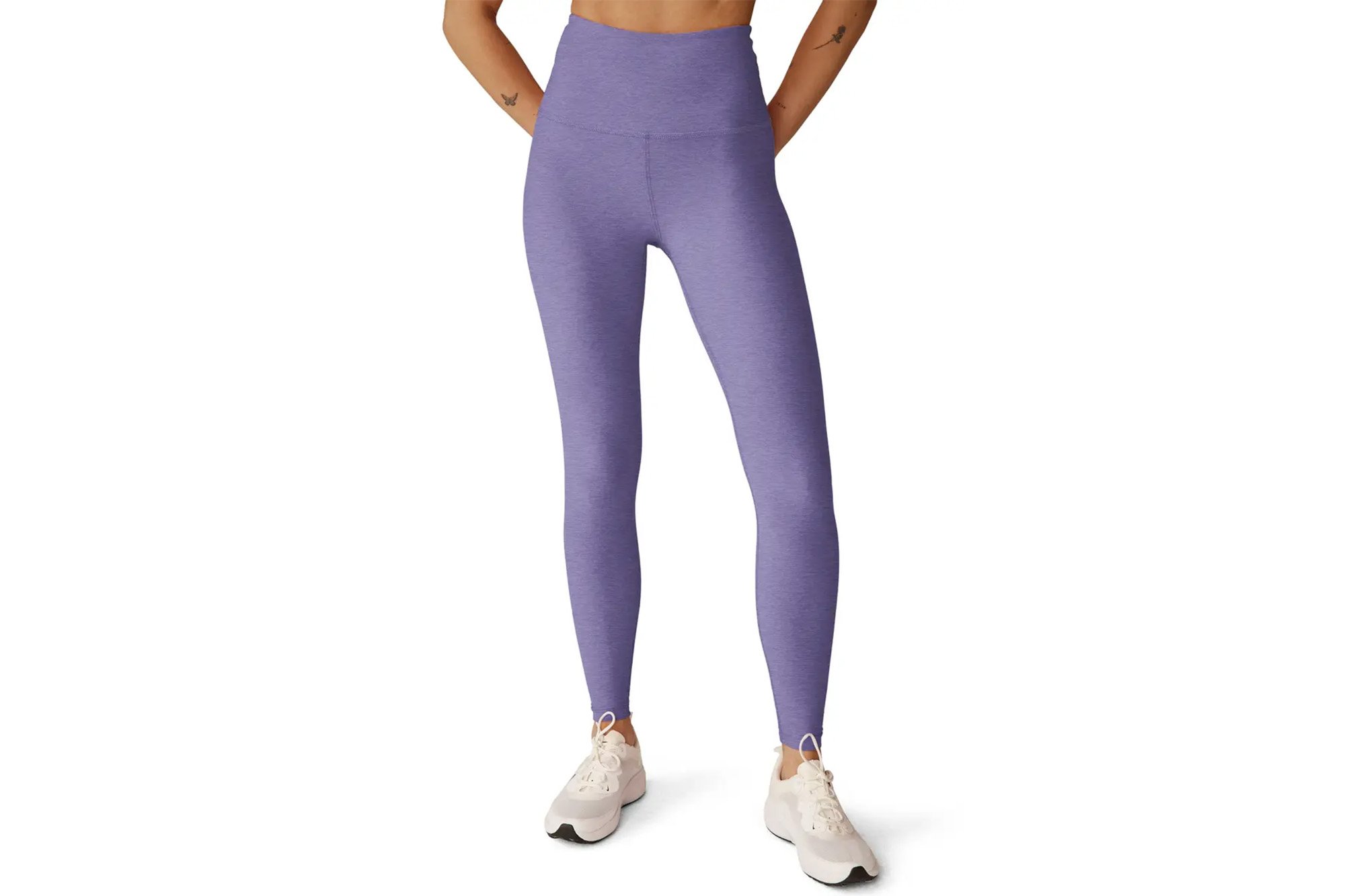 Một người mẫu mặc quần legging màu tím