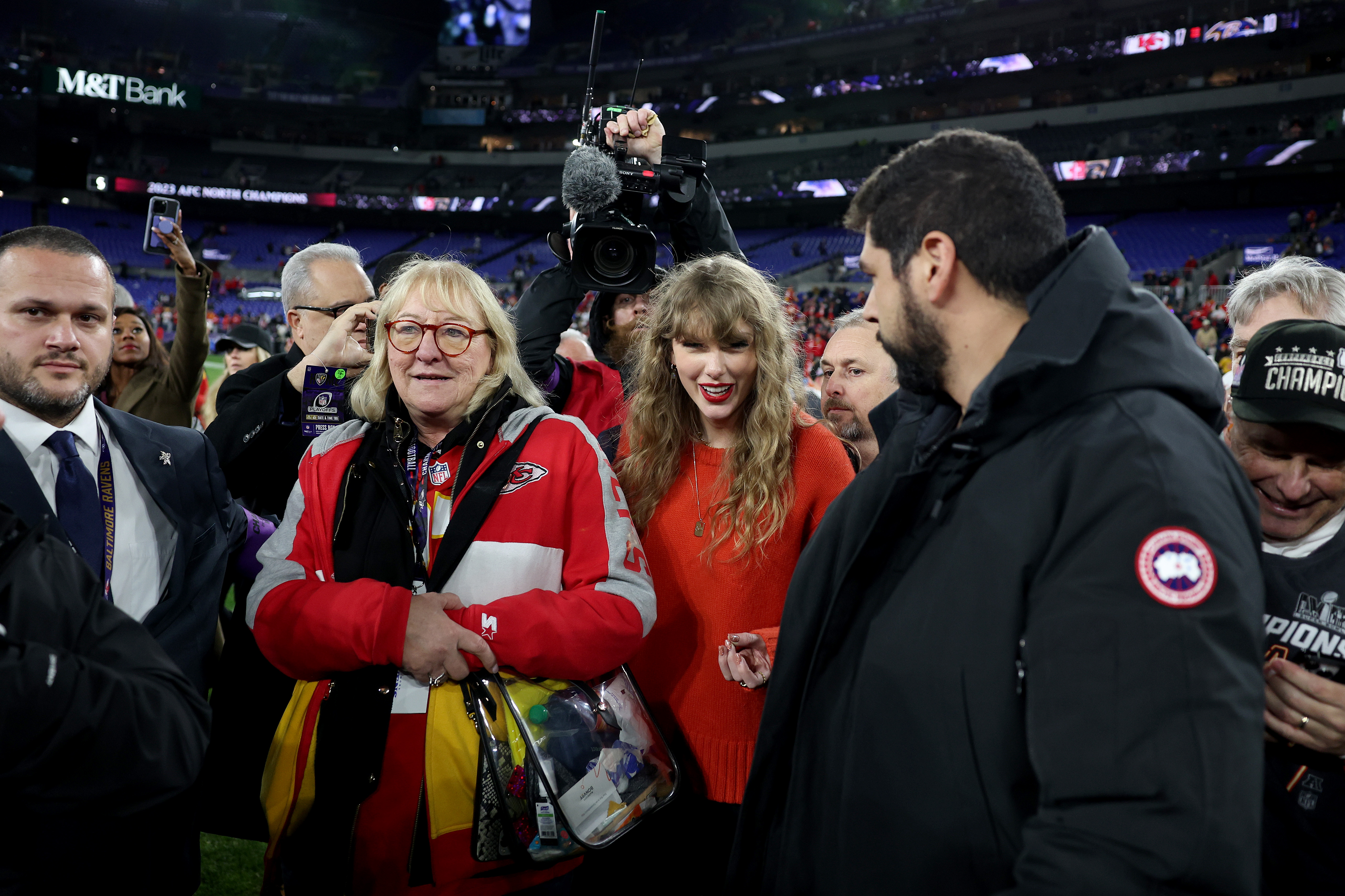 Taylor Swift và Donna Kelce