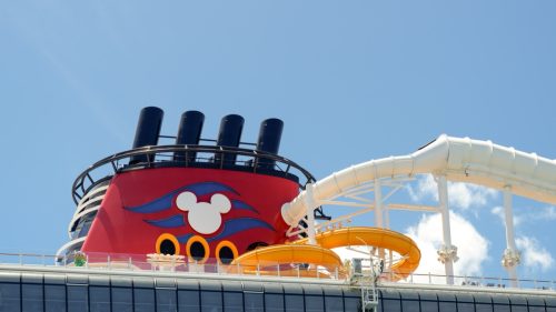 Nassau, Bahamas - Ngày 9 tháng 4 năm 2024: Disney Wish là con tàu mới nhất gia nhập gia đình Disney Cruise Line. Phễu tàu có hình bóng tai chuột.