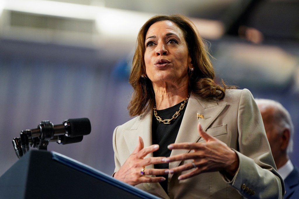 Phó Tổng thống Kamala Harris phát biểu về các cuộc đàm phán giá thuốc Medicare, tại một sự kiện với Tổng thống Joe Biden tại Quận Prince George, Maryland, Hoa Kỳ, ngày 15 tháng 8 năm 2024