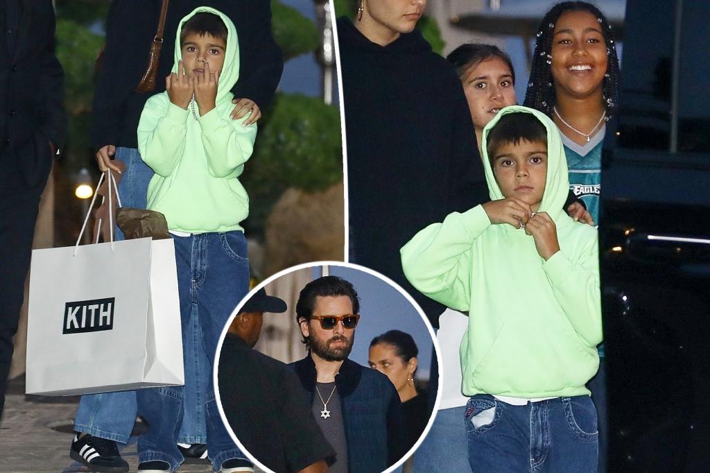 Reign Disick, 9 tuổi, giơ ngón tay thối với các tay săn ảnh bên ngoài Nobu