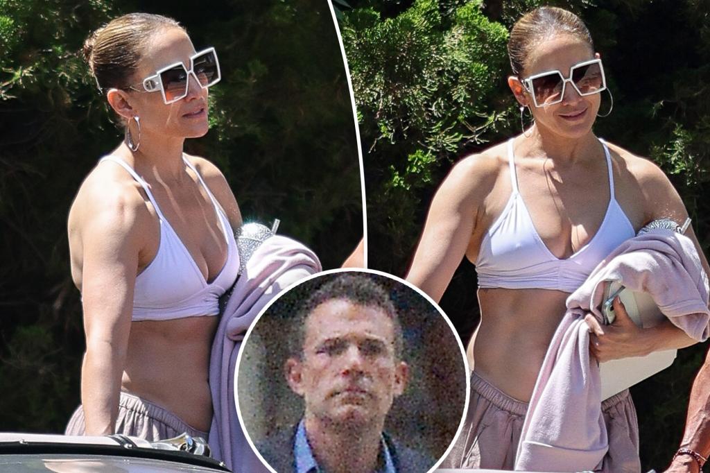 Jennifer Lopez khoe cơ bụng săn chắc tại phòng tập Hamptons