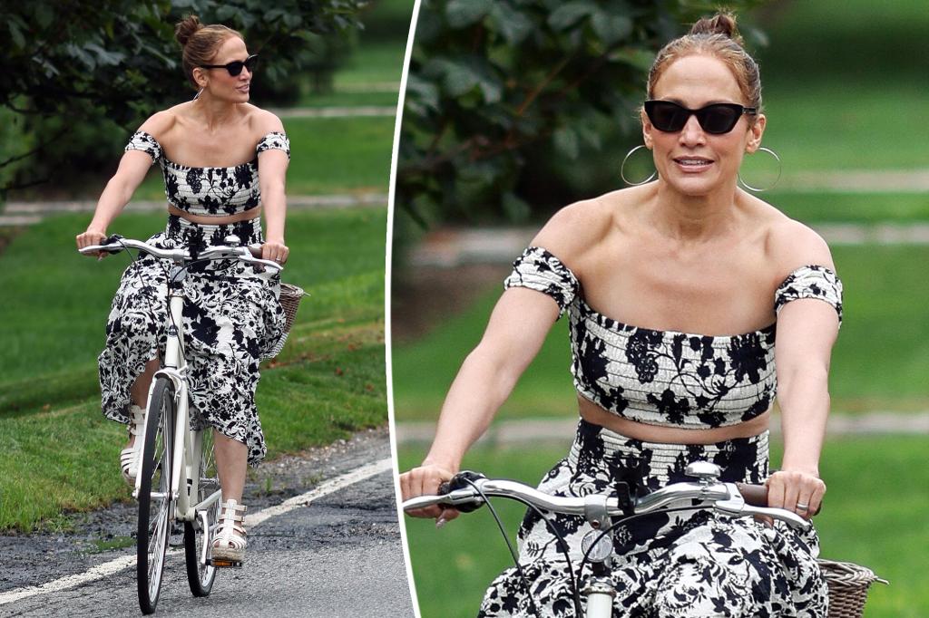 Jennifer Lopez tận hưởng chuyến đi xe đạp Hamptons trong bộ váy hoa — mua sắm phong cách của cô ấy