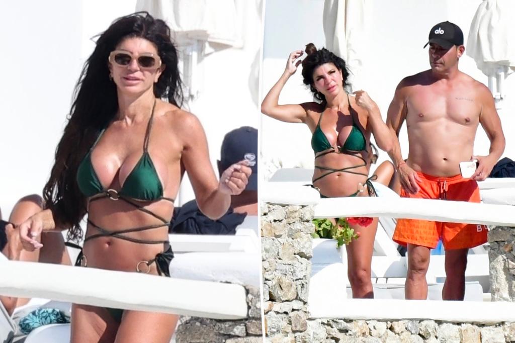 Teresa Giudice diện bộ bikini xanh nhỏ xíu ở Mykonos