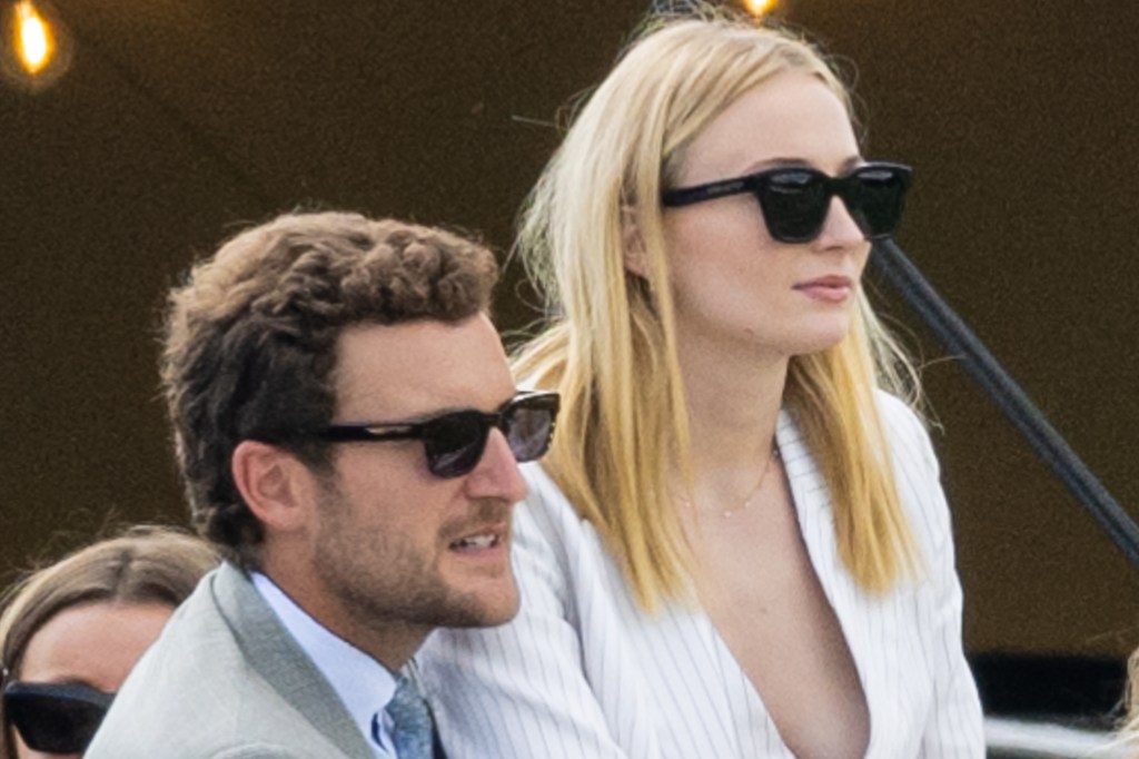 Sophie Turner thân mật với bạn trai Peregrine Pearson và nhiều bức ảnh chụp cùng ngôi sao khác