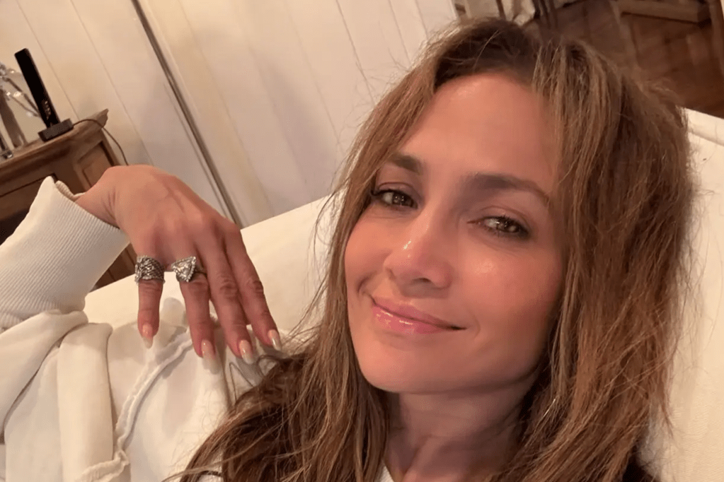 Jennifer Lopez chia sẻ ảnh tự sướng từ mùa hè ‘Brat’ của cô sau khi Ben Affleck mua biệt thự mới