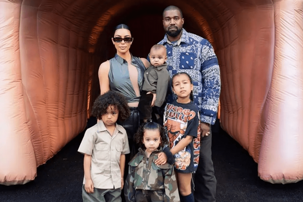 Kim Kardashian tiết lộ con trai của cô và Kanye West bị bệnh bạch tạng