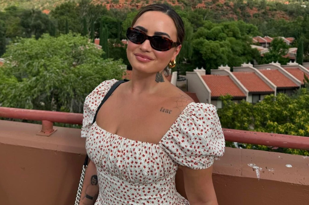 Demi Lovato thích phong cảnh Sedona và chụp ảnh nhiều ngôi sao hơn