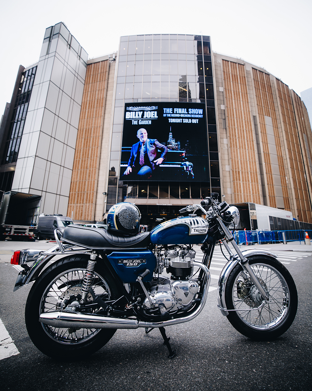 Madison Square Garden tặng Billie Joel chiếc xe máy Triumph tùy chỉnh làm quà tặng cho buổi biểu diễn lịch sử cuối cùng