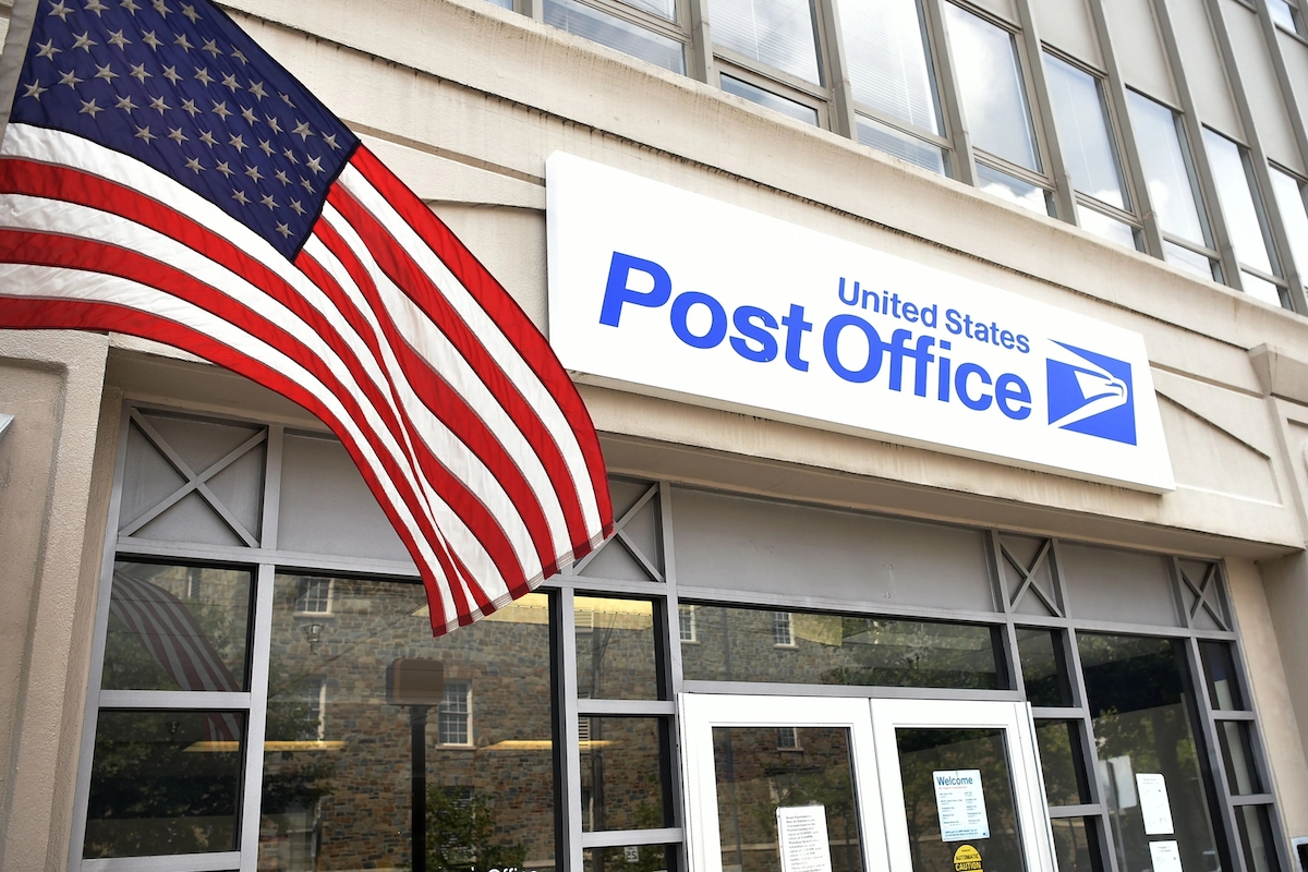 Louis DeJoy cho biết USPS đang trong “Vòng xoáy tử thần” — Best Life