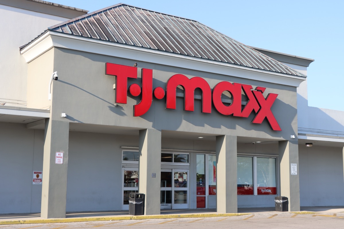 Chuyên gia thẩm mỹ chia sẻ 4 sản phẩm làm đẹp cần tránh tại TJ Maxx