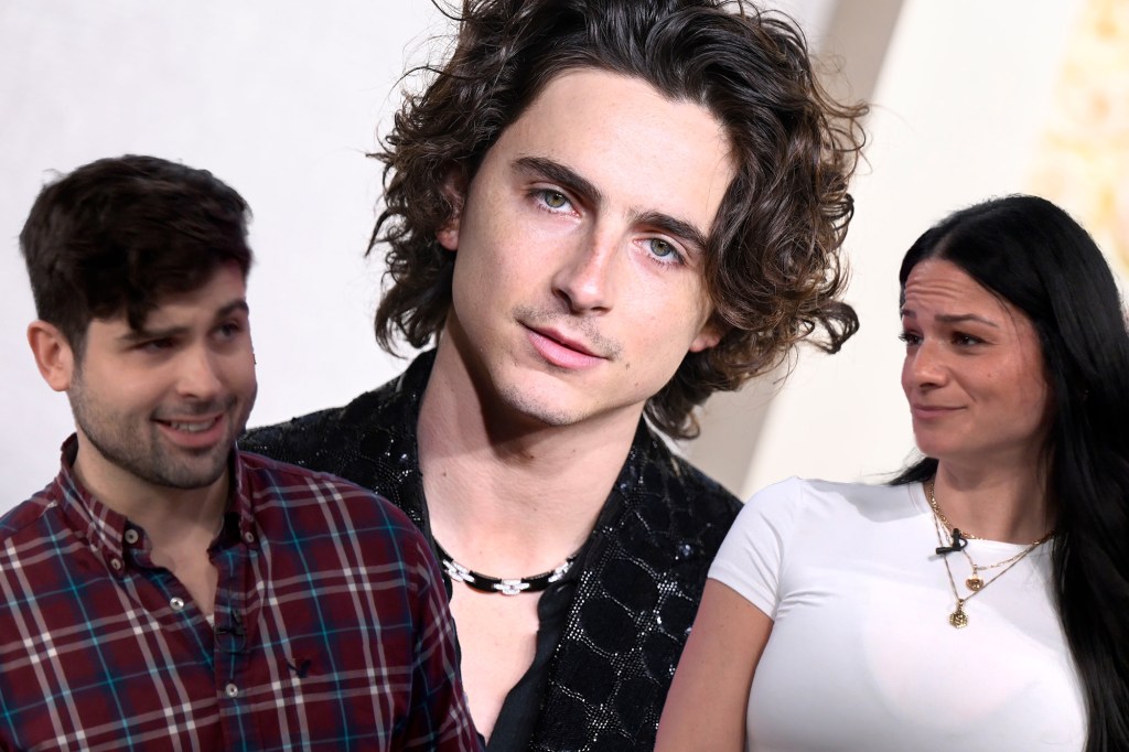 Timothée Chalamet: Nóng bỏng hay không? | Fan Fight Club (Video)