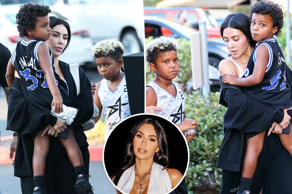 Kim Kardashian không trang điểm thích thú đi chơi cùng hai con trai Saint, Psalm tại quán burger