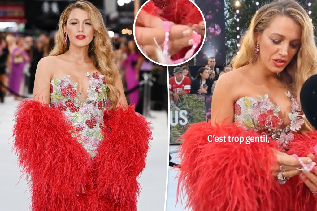 Người hâm mộ chỉ trích phản ứng của Blake Lively về chiếc vòng tay không phù hợp