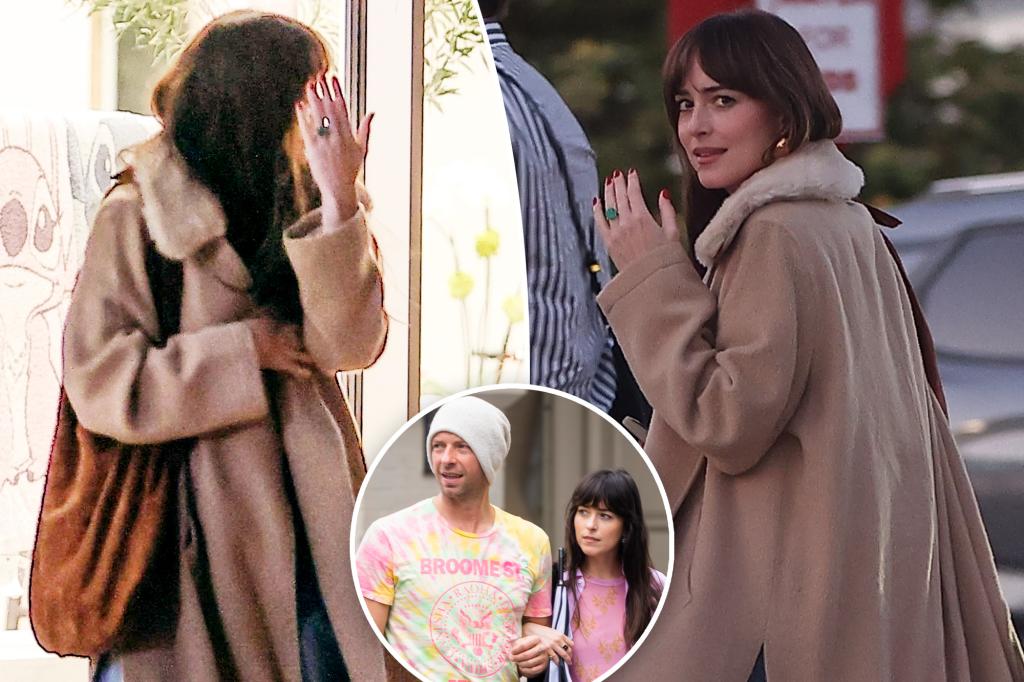 Dakota Johnson khoe nhẫn đính hôn với cánh săn ảnh sau khi dập tắt tin đồn chia tay Chris Martin