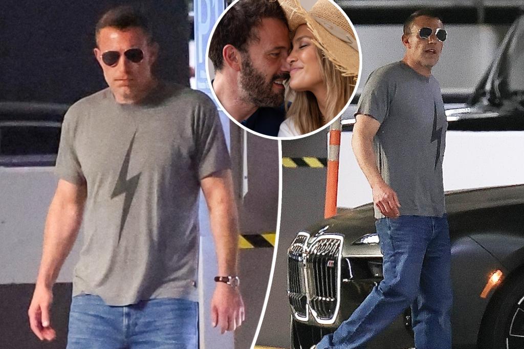 Ben Affleck xuất hiện không đeo nhẫn vào ngày ly hôn Jennifer Lopez