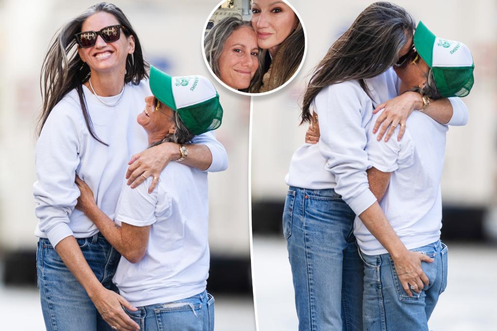 ‘RHONY’ Jenna Lyons, bạn diễn Cass Bird hôn nhau trong trang phục đôi