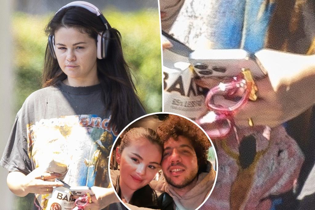 Selena Gomez đeo nhẫn vàng ở tay trái giữa tin đồn đính hôn với Benny Blanco