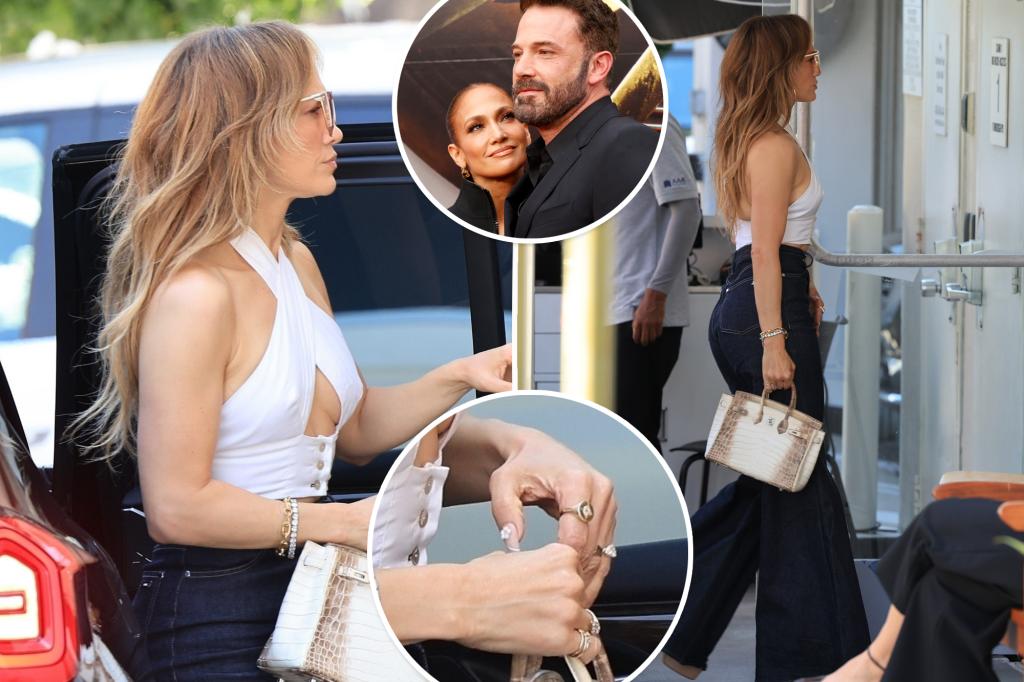 Jennifer Lopez được phát hiện đeo nhẫn vàng sau khi đệ đơn ly hôn với Ben Affleck