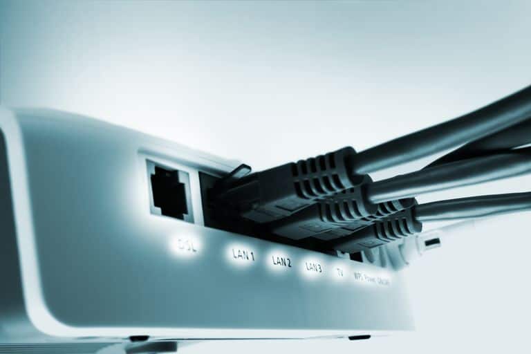 Làm thế nào để kết nối cáp Ethernet với máy tính xách tay?