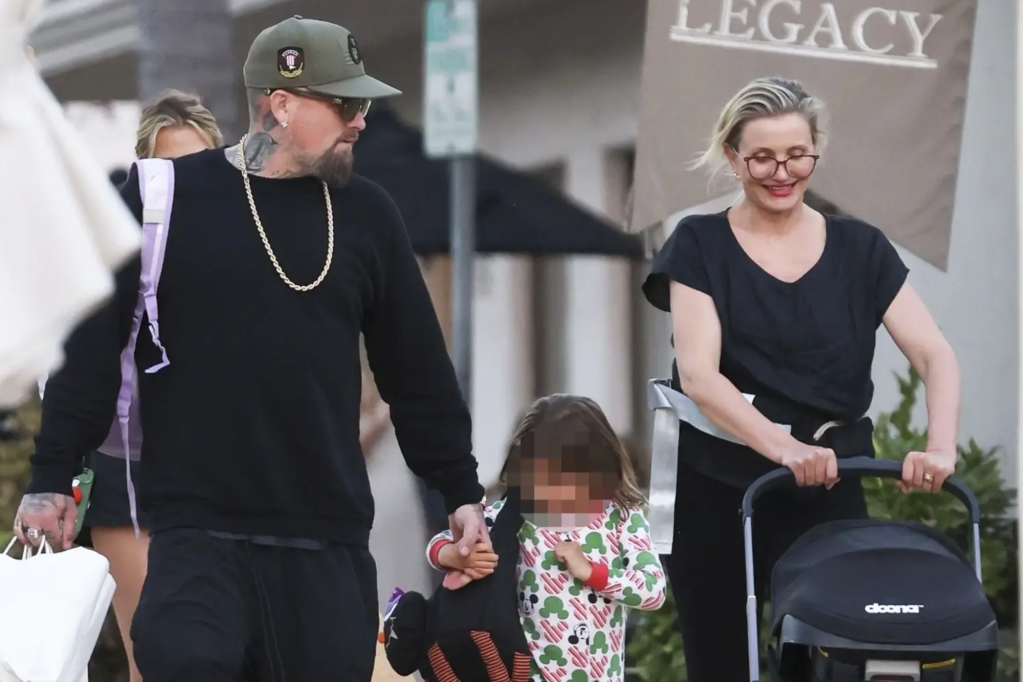 Cameron Diaz và Benji Madden xuất hiện trong chuyến đi chơi gia đình hiếm hoi cùng con gái Raddix, 4 tuổi và con trai mới sinh Cardinal