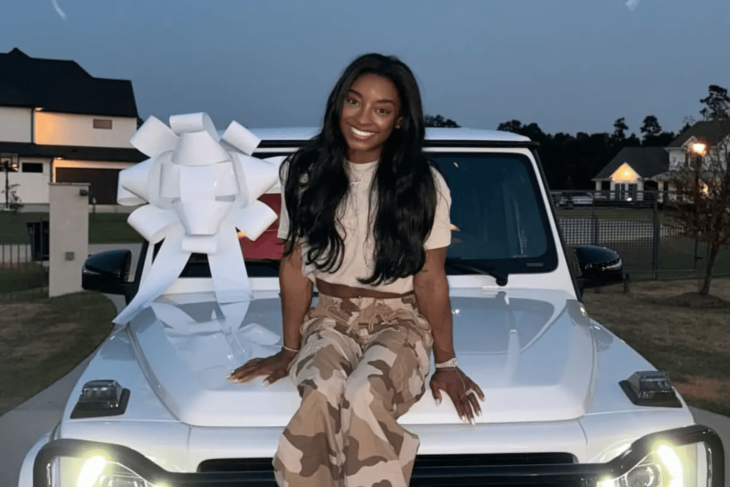 Simone Biles khoe chiếc Mercedes G-Wagon mới trị giá 150.000 đô la của mình: ‘Vào cùng thời đại mới