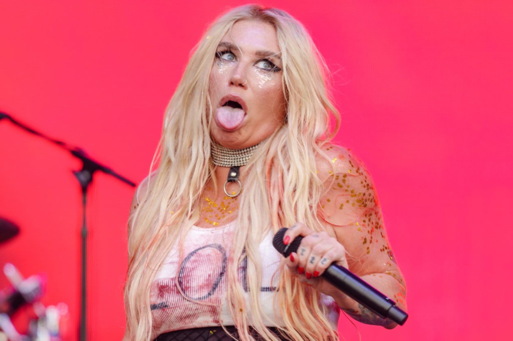 Kesha ‘không biết’ đã được tặng một con dao chặt thịt thật trong buổi biểu diễn Lollapalooza thay vì một đạo cụ