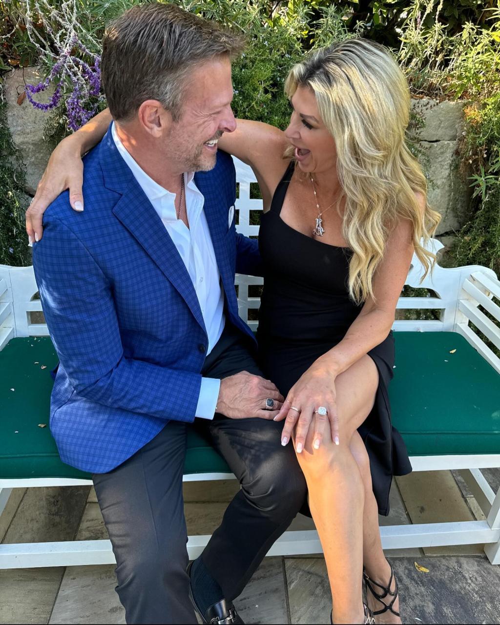 Các ngôi sao của ‘RHOC’ Alexis Bellino và John Janssen đã đính hôn sau chín tháng hẹn hò: ‘Trên mây’