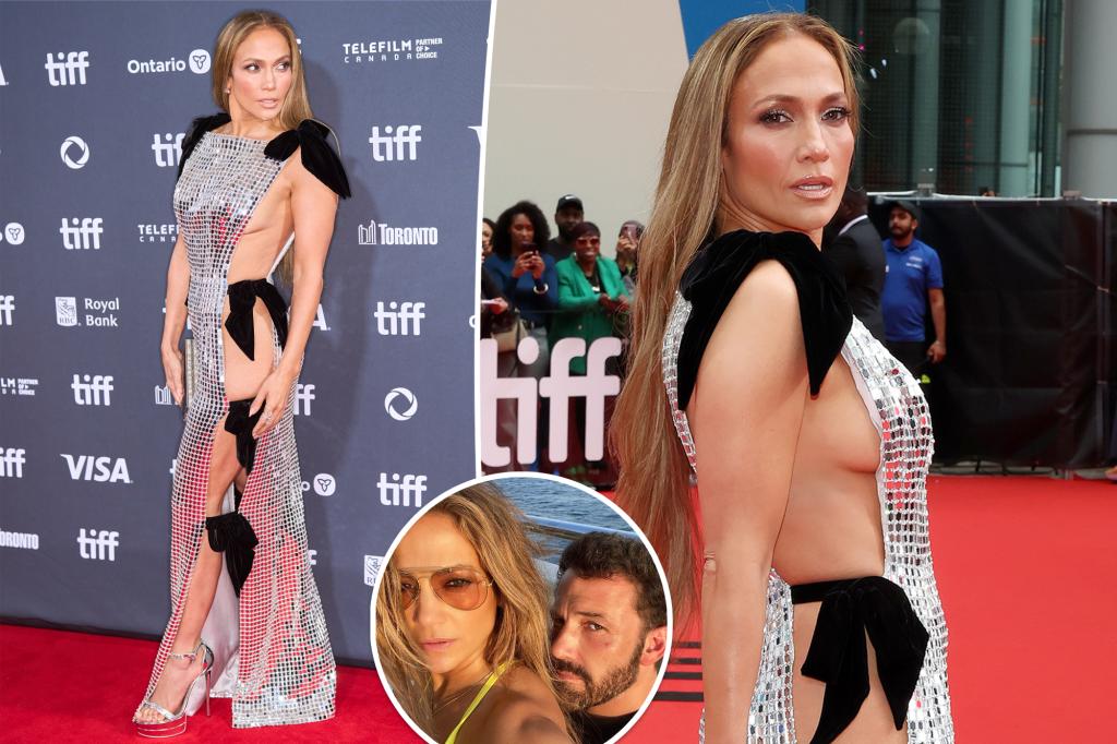 Jennifer Lopez cho Ben Affleck thấy anh ấy còn thiếu điều gì trong chiếc váy ánh kim tại TIFF 2024