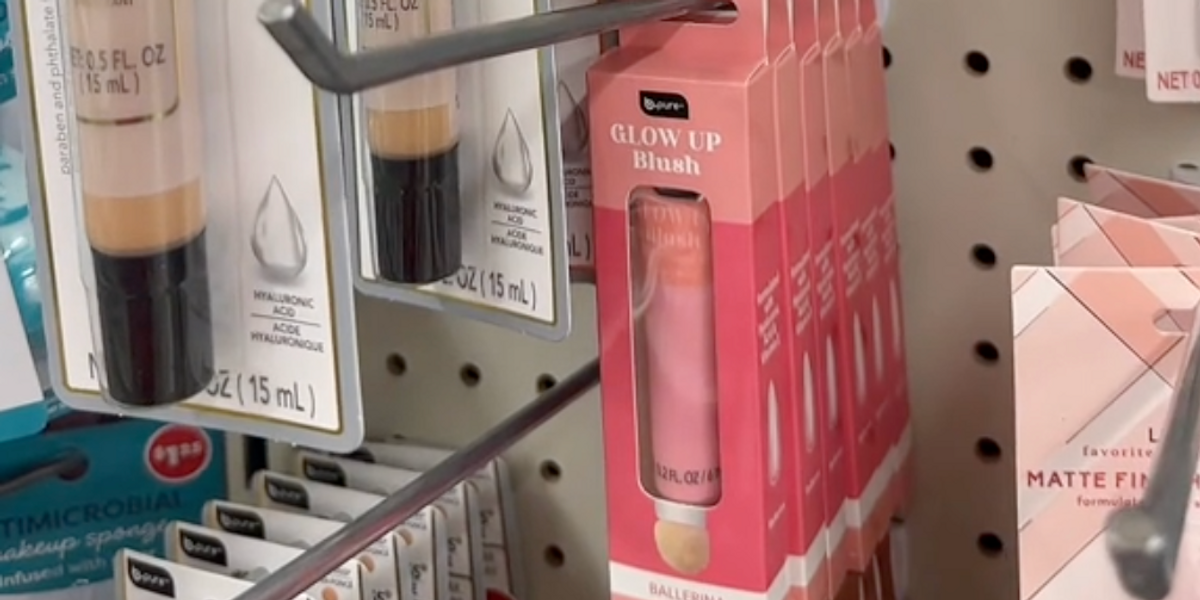 Dollar Tree đang bán đồ trang điểm Charlotte Tilbury — Best Life