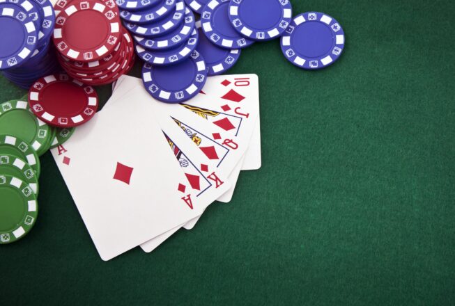 Bộ chip Poker tốt nhất cho trò chơi riêng tư hoặc quà tặng doanh nghiệp